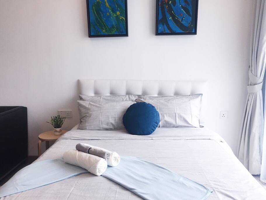 Comfortable queen size bed with 4 pillows
