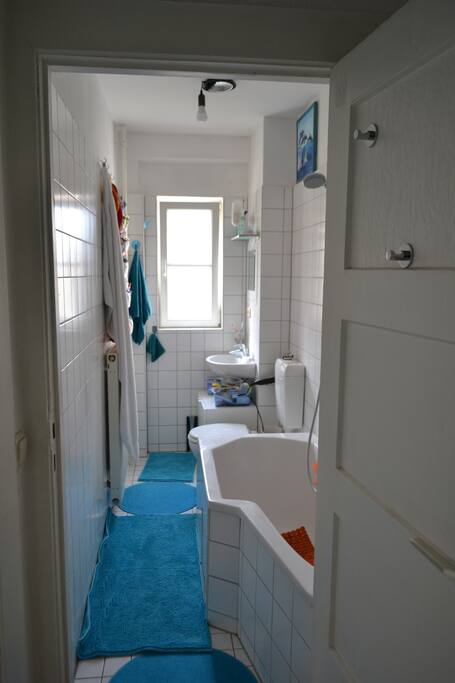 Bad mit Dusche in der Badewanne, Toilette und kleines Waschbecken