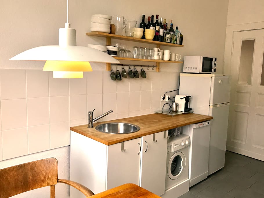 Küche mit Herd, Ofen, Kühlschrank, Gefrierfach, Wasserkocher, Nespressomaschine, Mikrowelle, Spülmaschine, Geschirr, Töpfen/Pfannen etc.