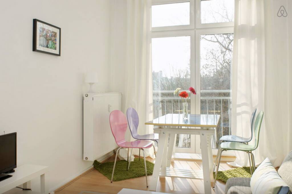 French window with view into leafy & quiet courtyard