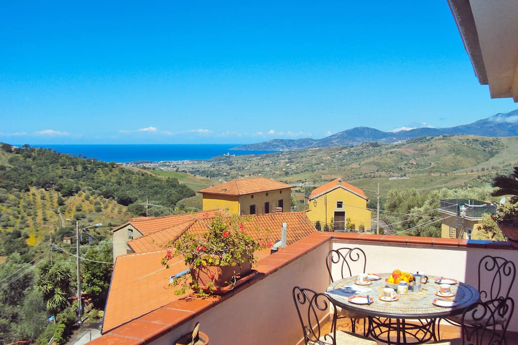 Il terrazzo arredato con vista mare