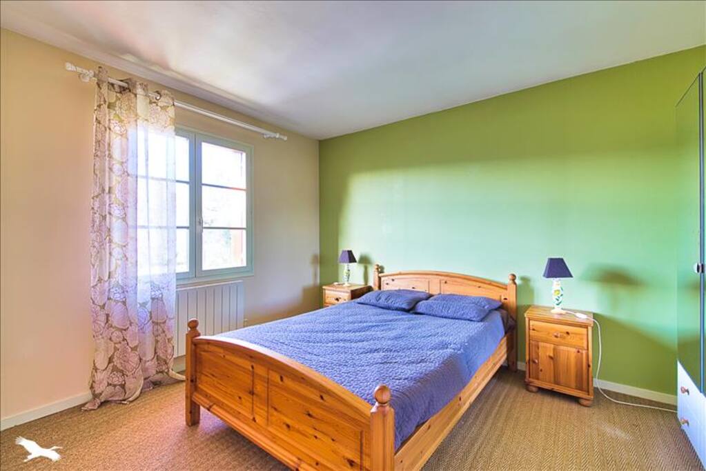 1ère jolie chambre lit double drap fournis