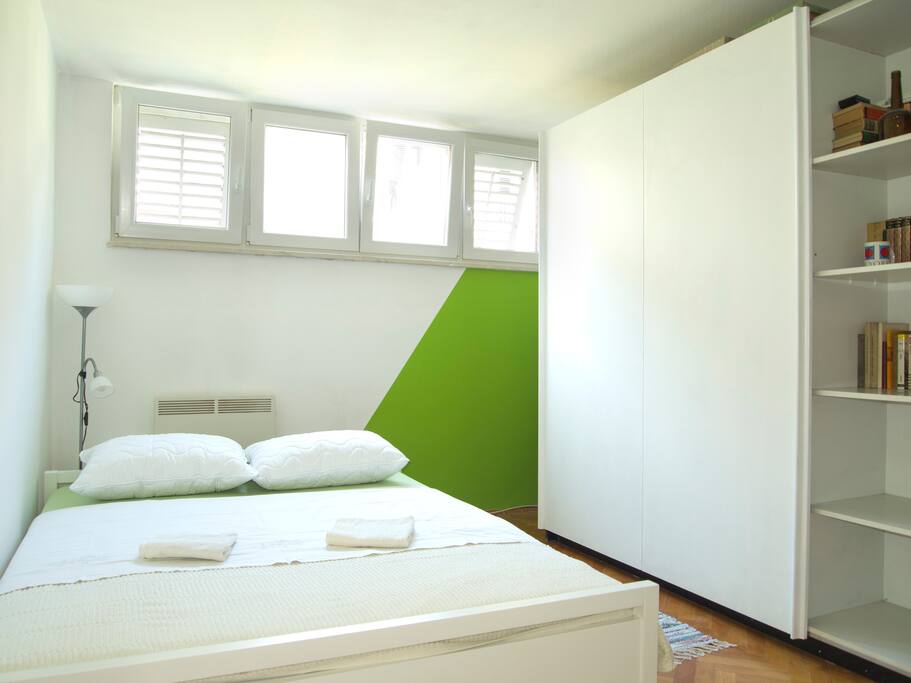 Bedroom with cable tv
