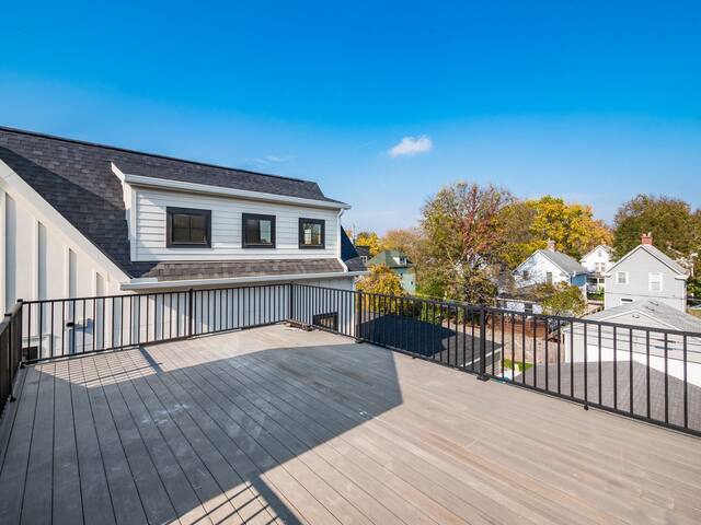 New Luxe Reno W/Hot Tub & Roof Top Terrace! gallery image 2