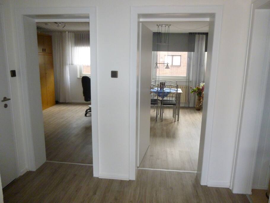 Blick von der Diele in Wohnzimmer (rechts) und 2. Schlafzimmer
