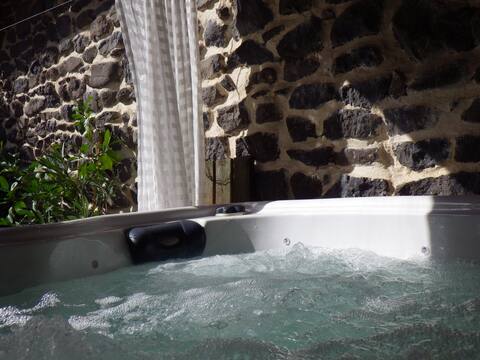 Bedroom and spa in a winegrower's house