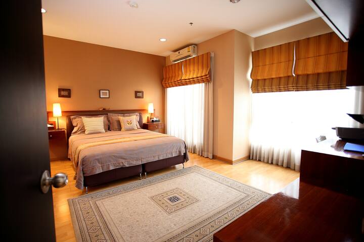 Central Bangkok 3 Bedroom Apartment gallery image 3