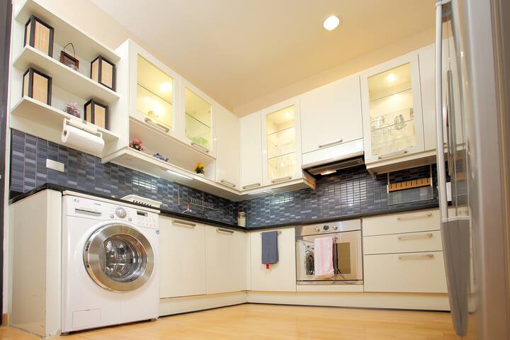 Central Bangkok 3 Bedroom Apartment gallery image 4