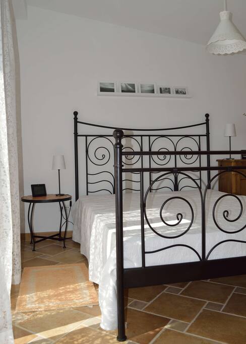 Schlafzimmer mit Doppelbett