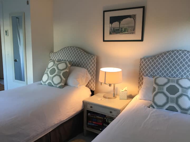 De slaapkamer heeft twee comfortabele eenpersoonsbedden met dekbedden en beddengoed van hoge kwaliteit.