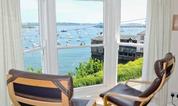 Crows Nest. Harbour-front. With Private Parking. - Cornwall