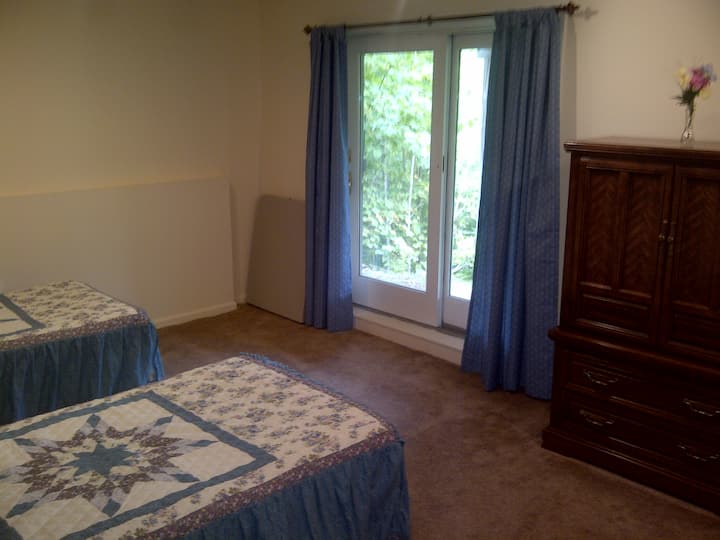 The fourth bedroom with 2 twin beds and sliding door.