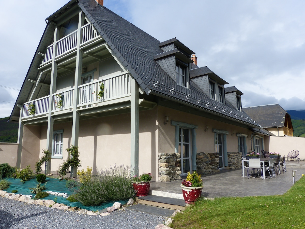 Terrasse couverte et jardin de 2 900 m² du gîte