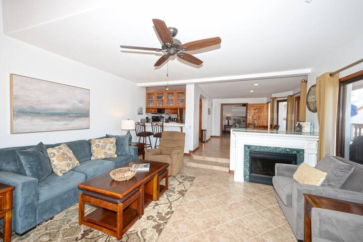 h1782: Spacious 2Bd Villa w/ Views, Cart, 2 FP gallery image 3