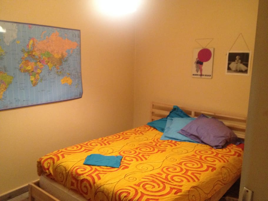 Chambre avec un vrai lit 2 places.