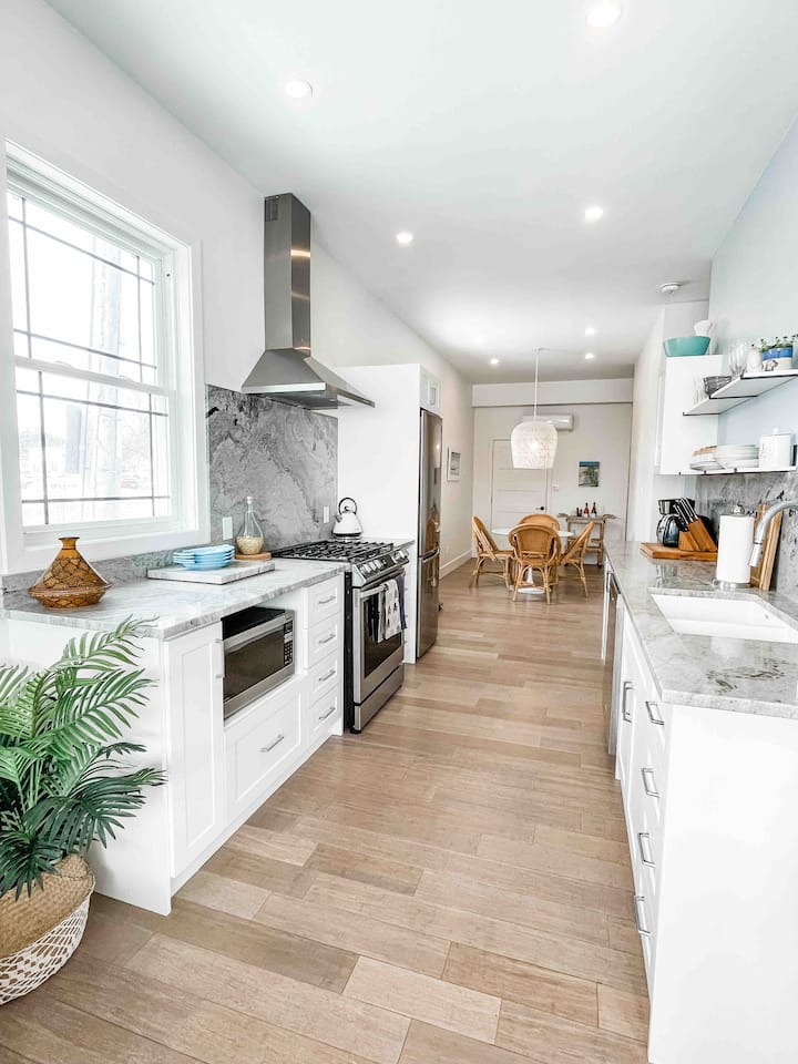 Coastal Hideaway Lakeside with Hot Tub Access Guest suites for Rent