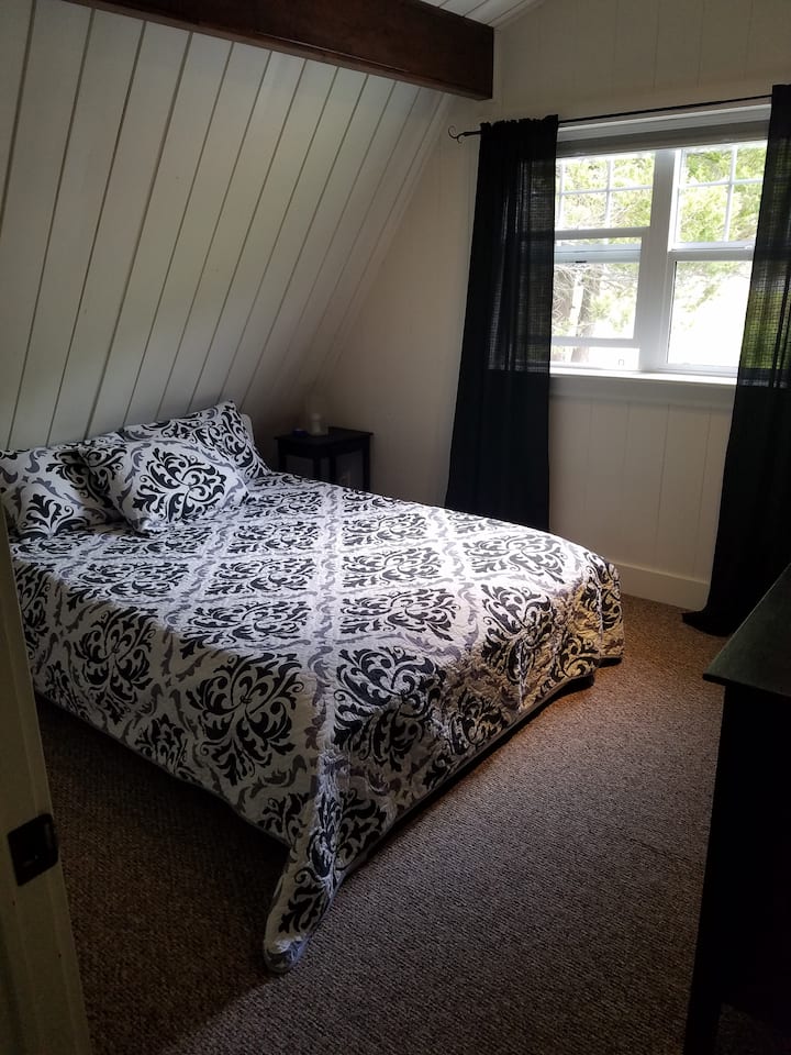 Dormitorio queen en la planta superior.