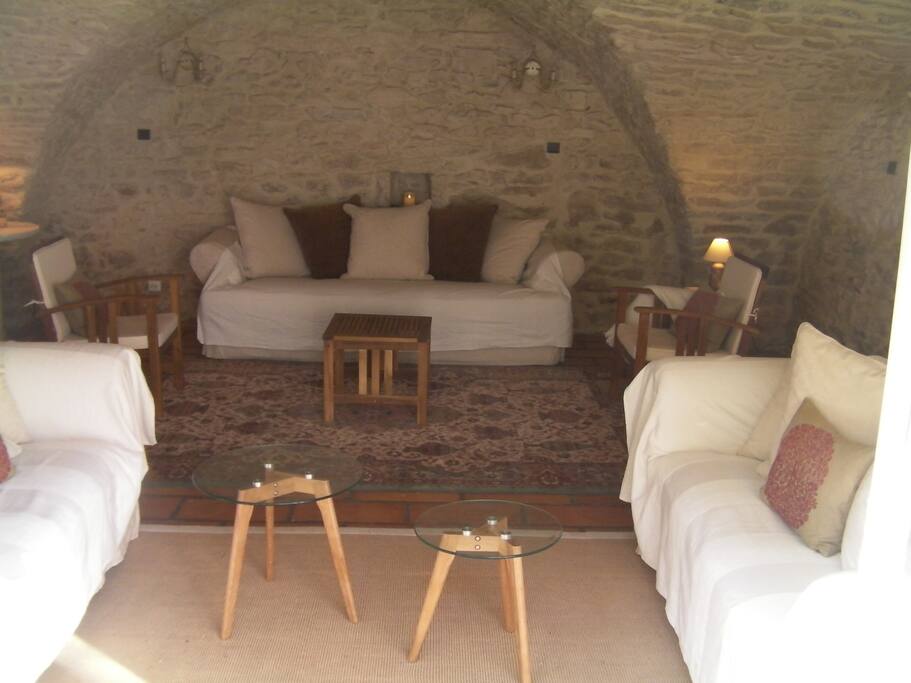 Salon en pierre voutée