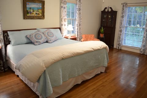 Lovely East Memphis Suite w/Private Entrance