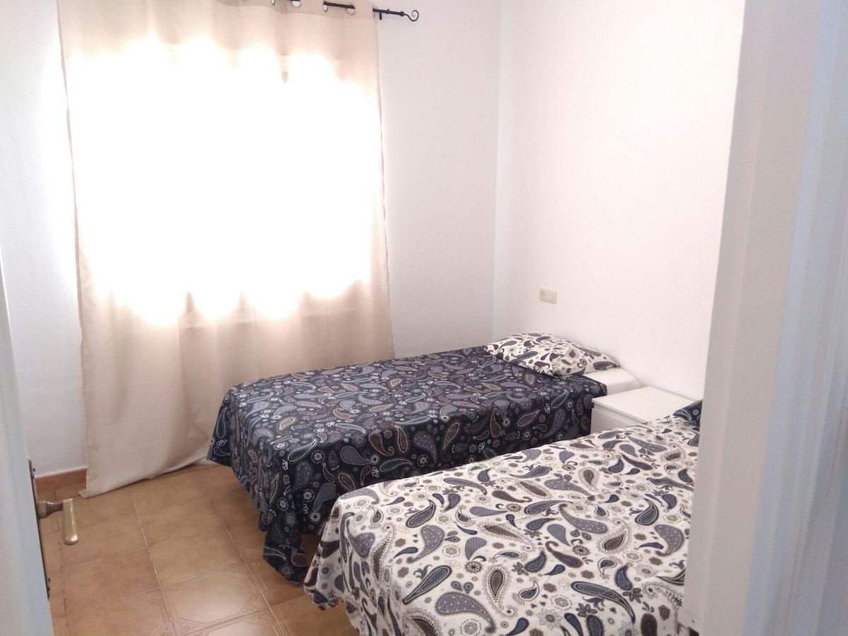 Dvokrevetna soba s dva bračna kreveta. Prozor s pogledom na bazen.