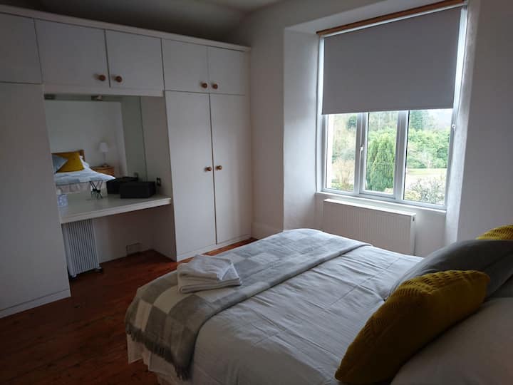 Достатъчно място за съхранение в суперголемата стая със съблекалня