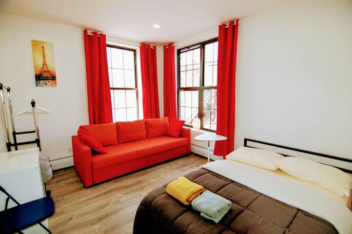 Bright and stylish bedroom 20min from Times Square