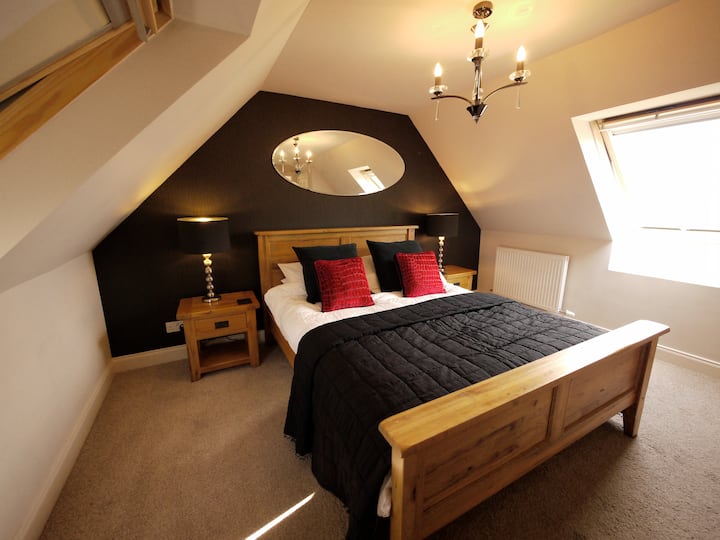 חדר שינה ראשי למעלה (צמוד). 