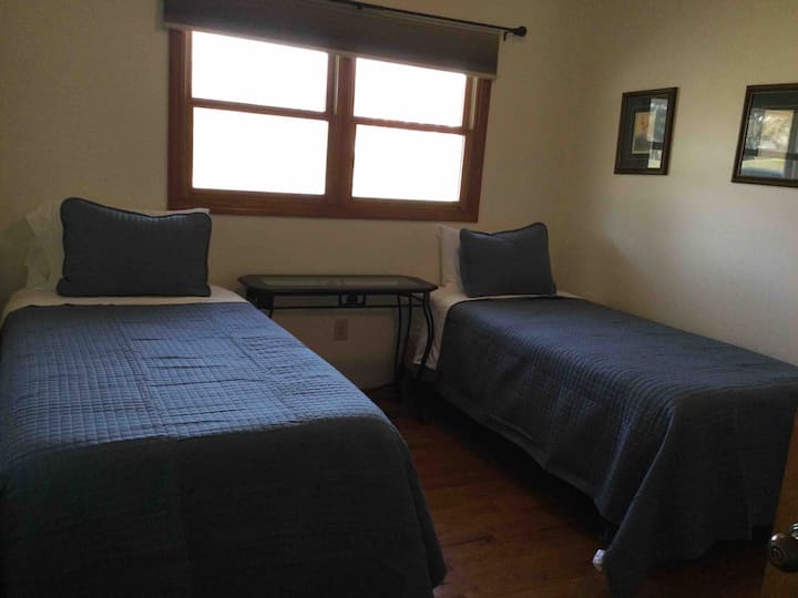 Dhomë dyshe XL me televizor.