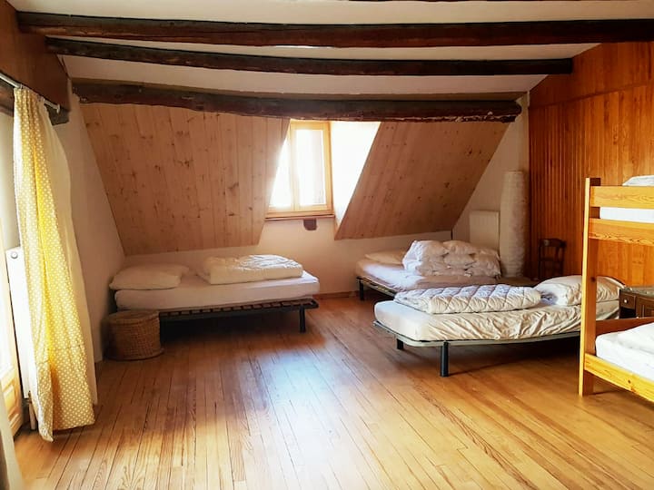 Bweni la ghorofa ya 1, vitanda 2x2 vya ghorofa na vitanda 3 vya mtu mmoja 