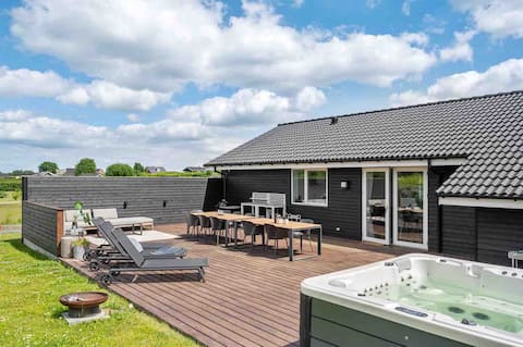 Lovely cottage with both indoor and outdoor spa