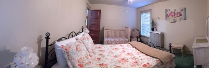 Chumba cha rose kina kitanda cha malkia na kitanda cha mtoto kwa mtu yeyote anayesafiri na mtoto. Kifaa cha kucheza na kucheza pia kinapatikana ikiwa inahitajika. 