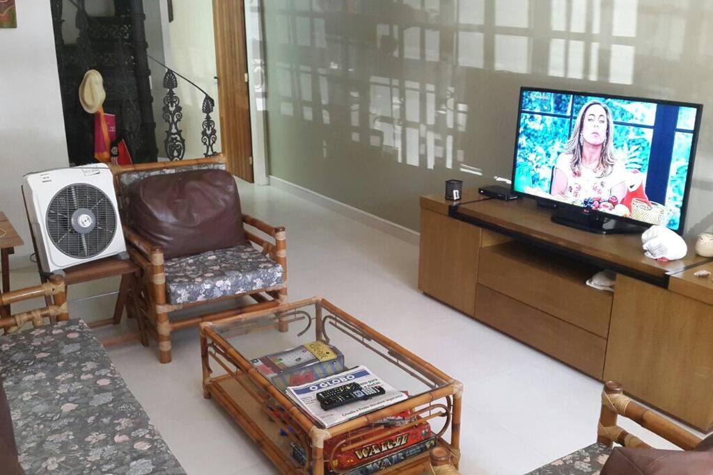 Sala com televisão 42" com TV a cabo