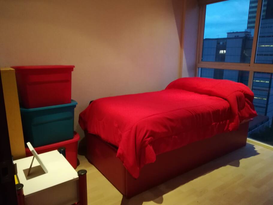 Habitación privada en piso 11 con buena iluminación.