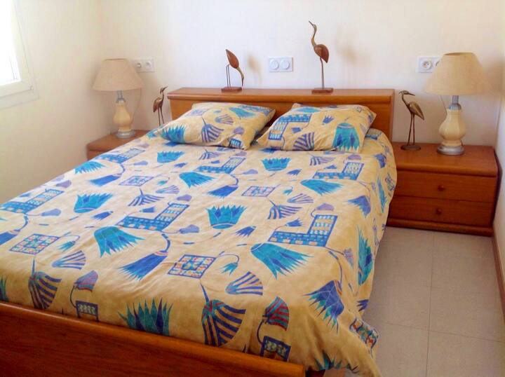 ห้องนอนกว้างขวาง 2 พร้อมตู้เสื้อผ้าเตียงคู่ 140 ตู้และตู้เสื้อผ้าบิวท์อิน (ริมถนน)