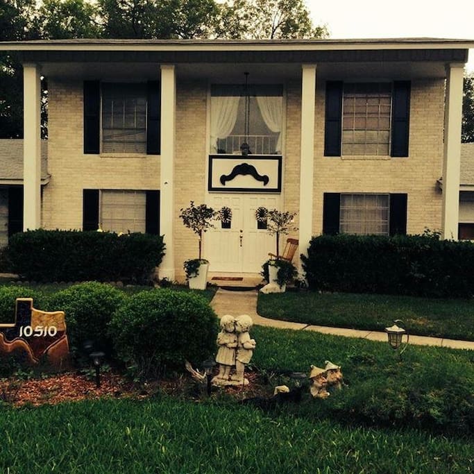 Maison de la Moustache is the main house where you will have access to a washer and dryer.