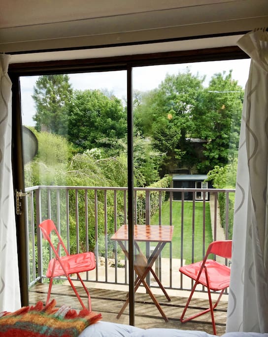 Make yourself a cup of tea or coffee from the kitchenette in your room and enjoy some peace and quiet on the balcony overlooking the garden