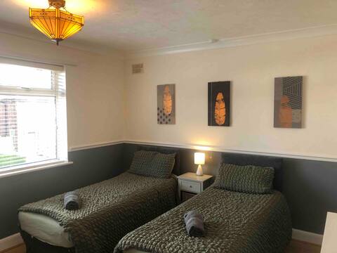 29 Comfort house sleeps 3 w/parking contractors