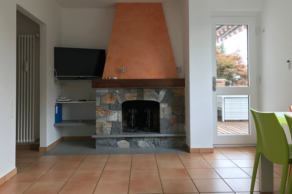 Wohnzimmer mit Kamin und TV