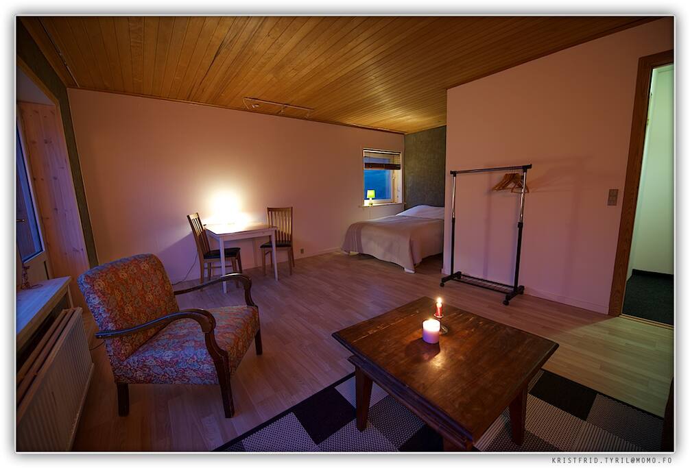Undir Tyrli no 4 is fitted with a double bed (140x200), a sofa section, and a table with two chairs