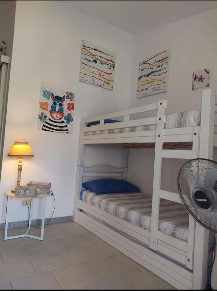 Vitanda vya ghorofa pamoja na kitanda cha kuvuta, katika eneo lililotengwa. Zaidi ya hayo, jiko dogo.