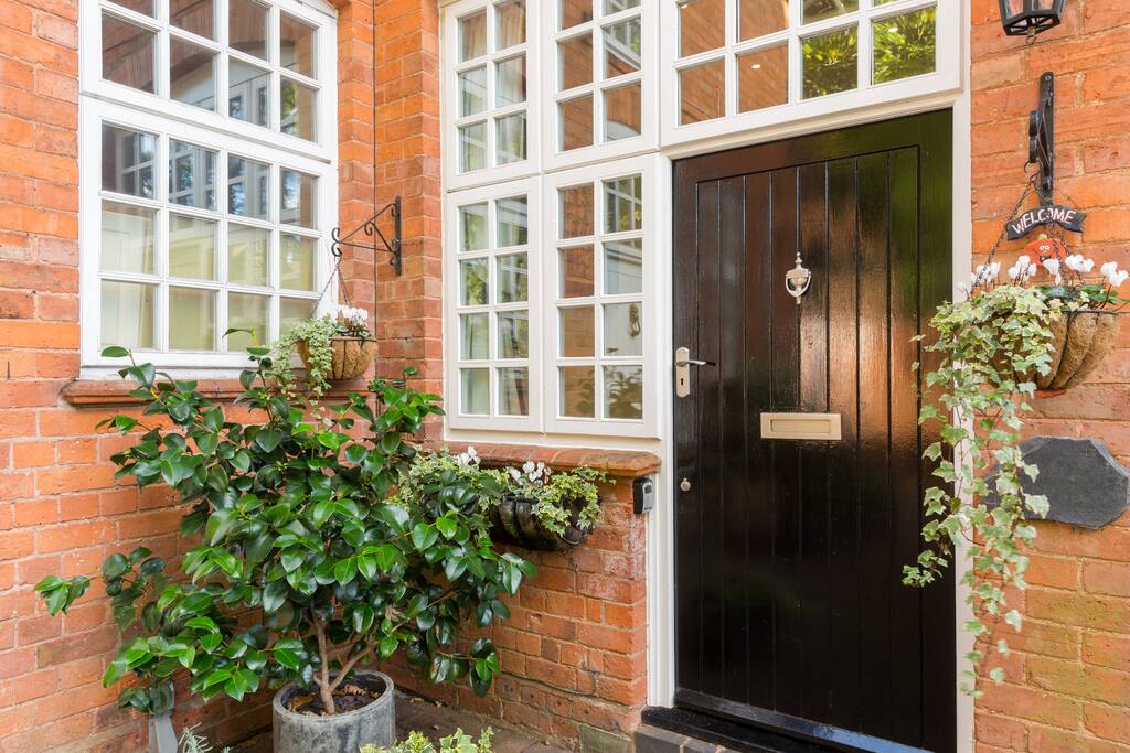 Your private entrance into The Upper Mews (Nov 2018)