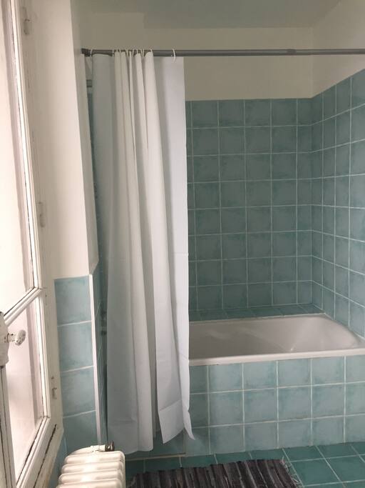 Salle de bains, avec baignoire donc.