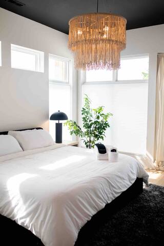 Archer House | Hot Tub Rooftop | Downtown Luxury! gallery image 4