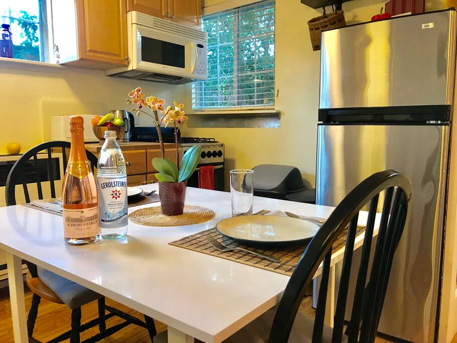 The kitchen/dining room