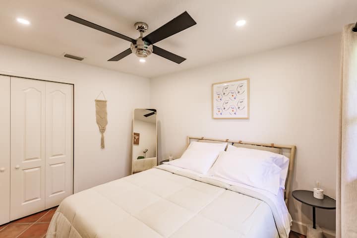 第二间卧室配有办公区和大衣橱