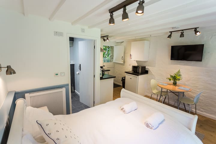 Studio apartment in the woods near Looe sleeps 2
