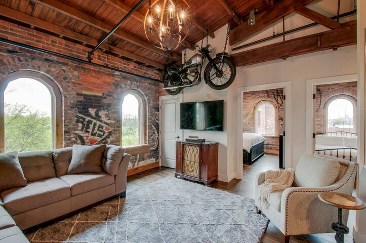 2mi->Broadway | Pool | Speakeasy Historic 3BR Loft