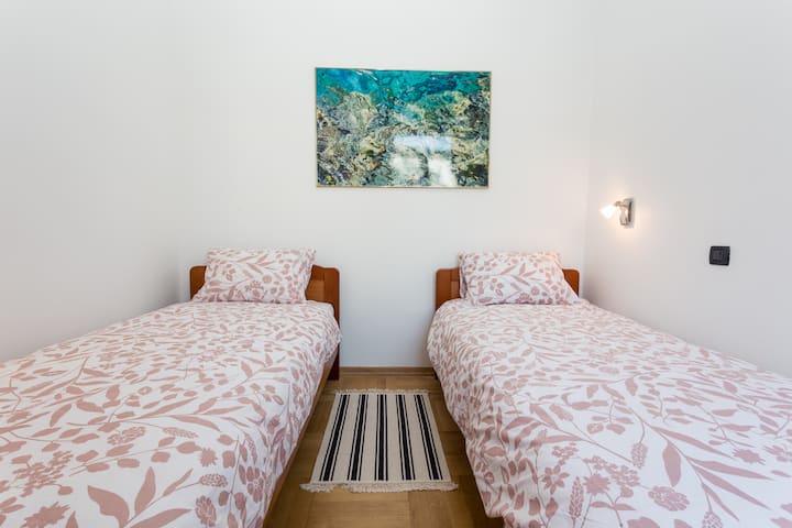 שתי מיטות יחיד חדשות 