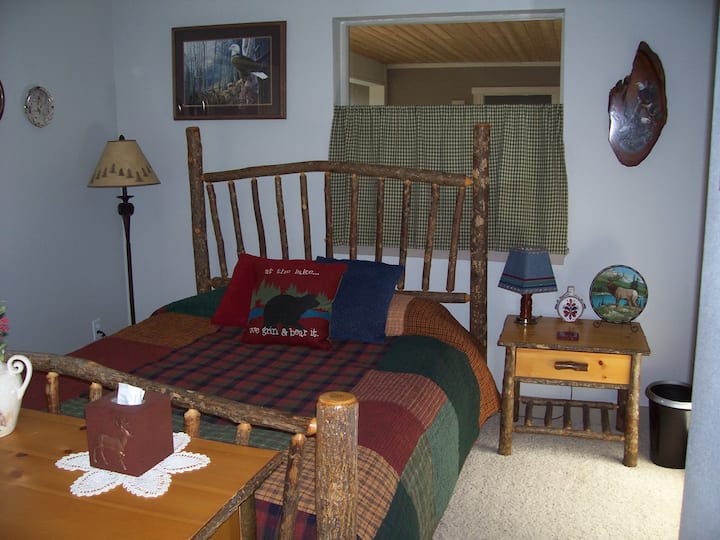 Crater Lake guest room with queen Old Hickory furniture set