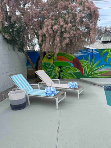 Gorgeous 6 Bed Oasis w/ Pool! 3 Mins to the Strip! gallery image 5